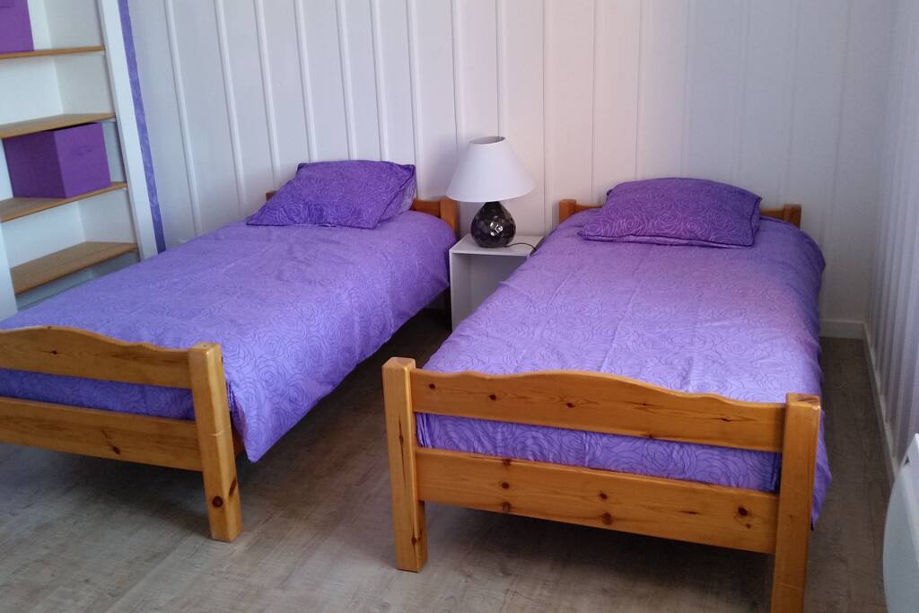 Chambre violette avec 2 lits simples