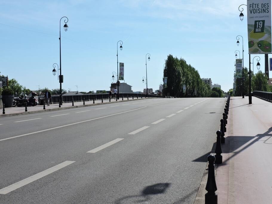 Le pont de joinville situé entre la gare et l'appartement