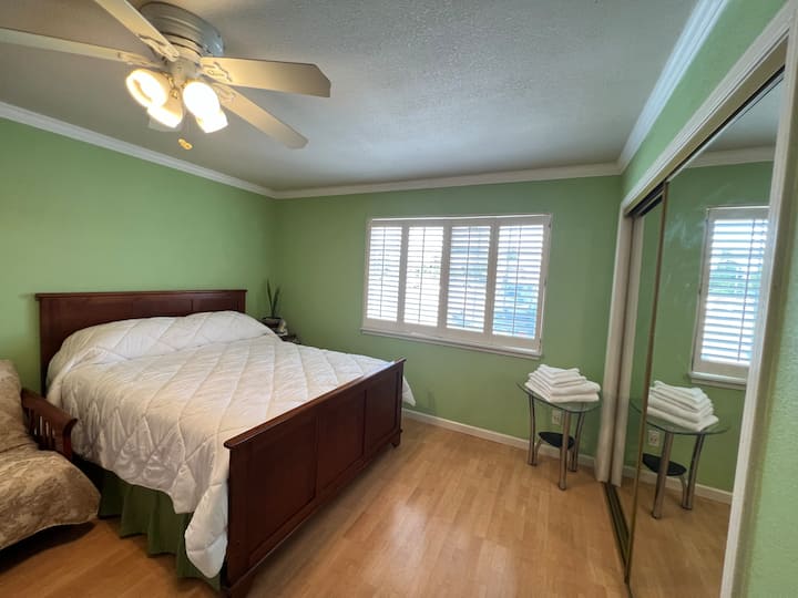 سرير حجم وسط