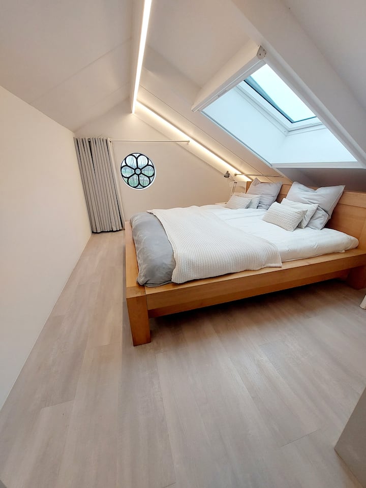 The sleeping areas are separated by a curtain.
Please note that this offers less privacy than you might be used to. 

The beds have a size of 200x90 cm.
