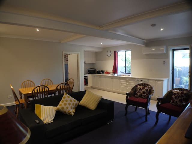 Private Renovated Private Granny Flat