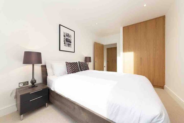 Stylish 2 bed apartment- near station gallery image 5