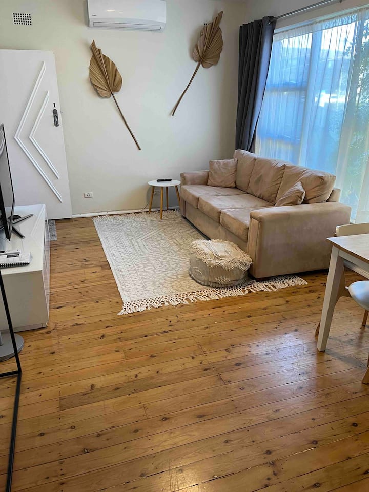Beach apartment, 200m to Cronulla beach & shops