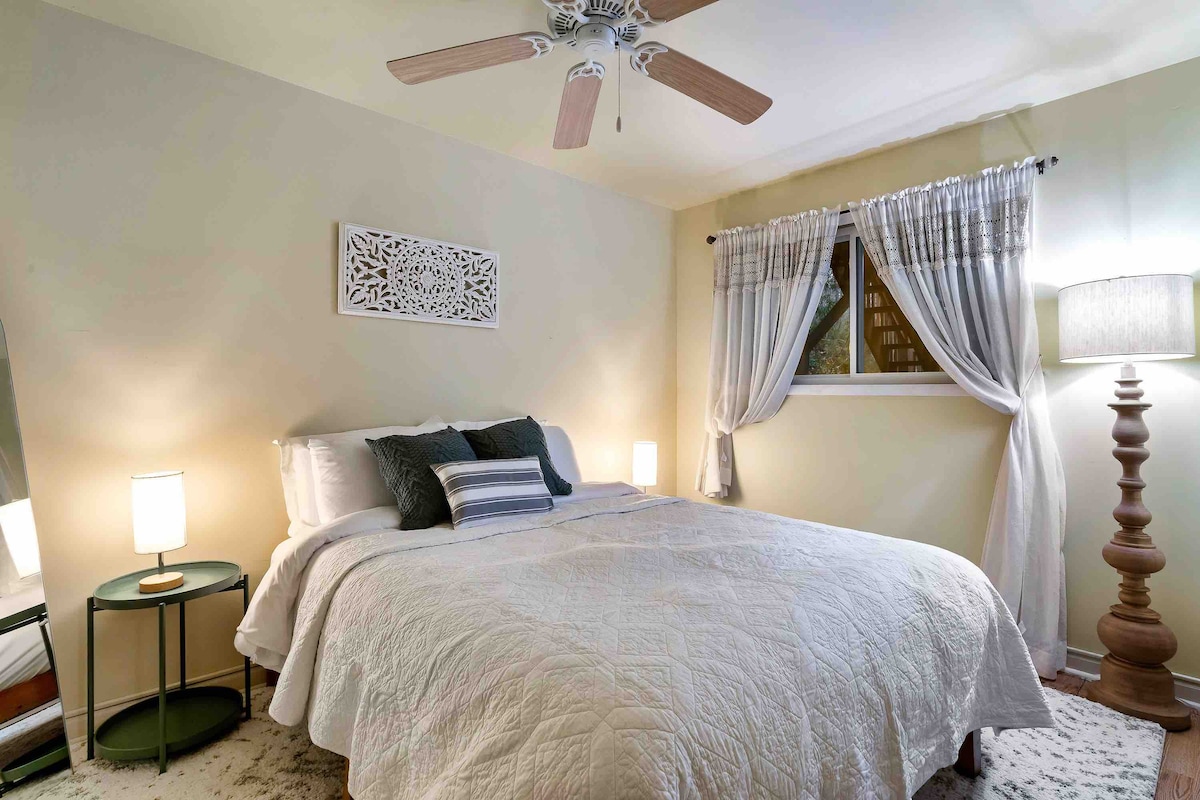 El dormitorio queen en el nivel 1 es una habitación de fácil acceso con entrada sin escalones. Cuenta con lámparas táctiles con puertos USB integrados para recargar tus dispositivos. También hay un armario y un espejo de cuerpo entero y ventilador de techo. 