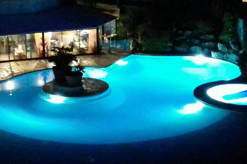 Piscine face au studio le soir
