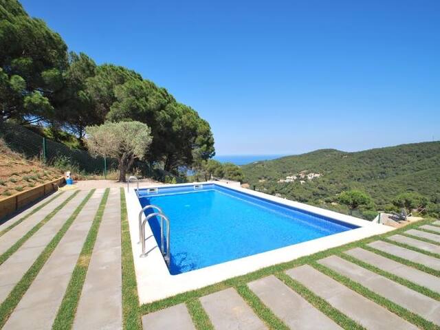 Gorgeous, private modern villa with sea view gallery image 3