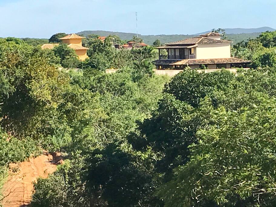 A primeira casa à direita e a nossa. Do lado oposto fica a Reserva Serra das Emerencias.