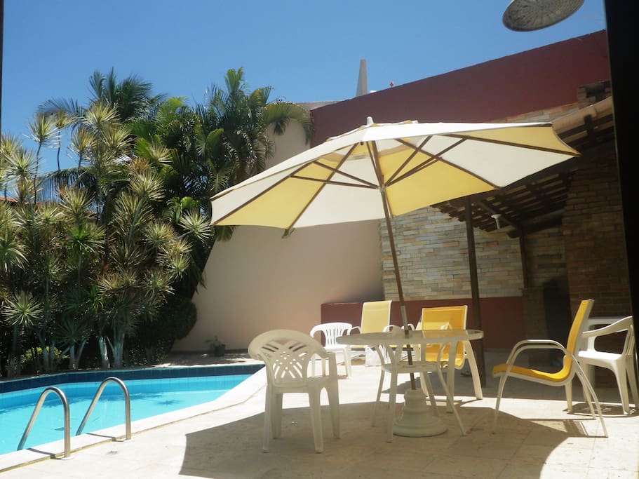 Área lazer com piscina e churrasqueira.