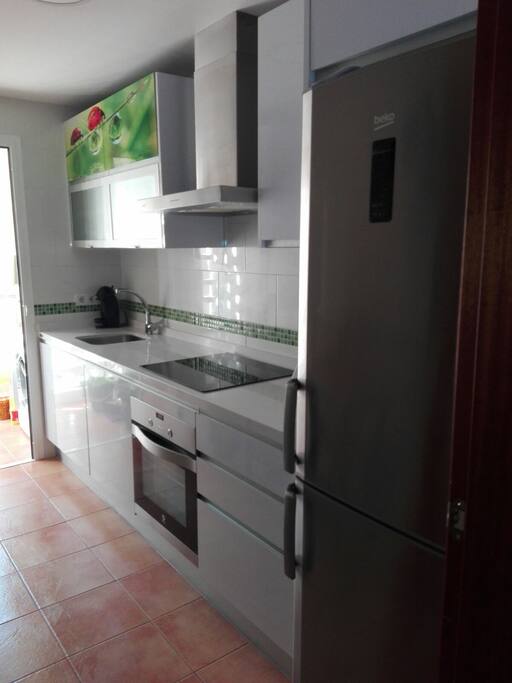 Cocina totalmente equipada, horno,microondas,lavavajillas,cafetera.