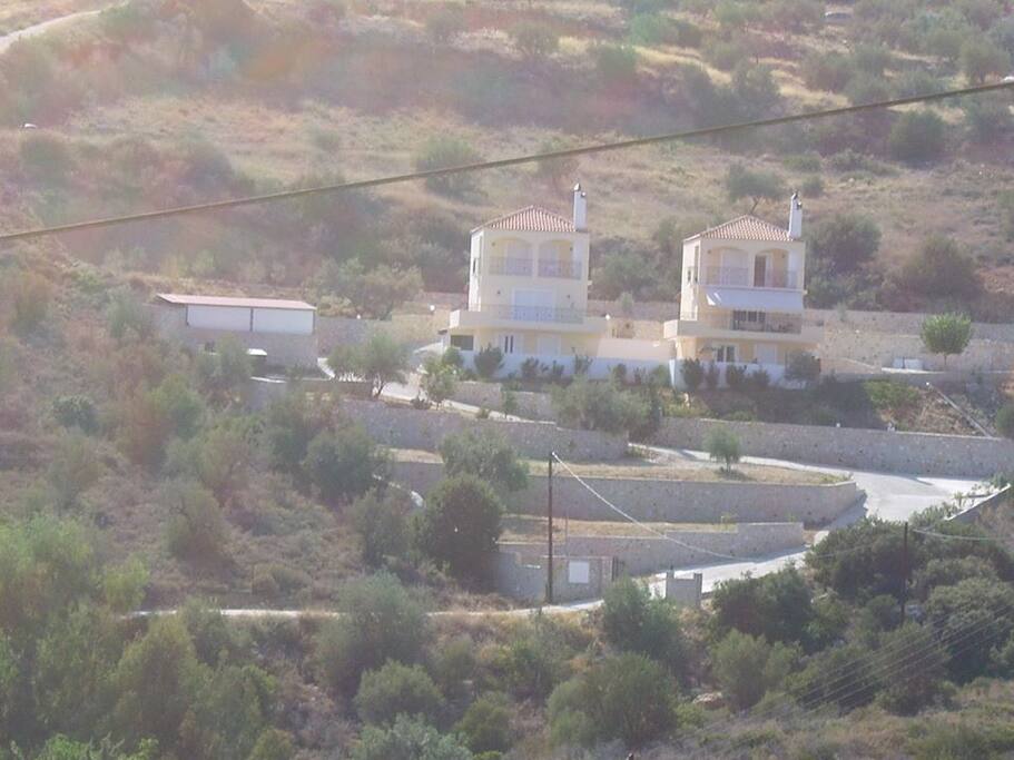 The house on the right is available for rent.
Its a 3 storey maisonnate but only the 2 storeys are for rent and they are cut out of the basement.
Both houses co exist inside a private plot ,surrounded by Stone fences.
The plot is on a hill ,10mins (on foot) away from the center of the village .