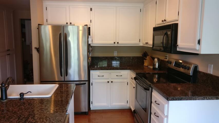 Close to Mountain View Caltrain and Google gallery image 4