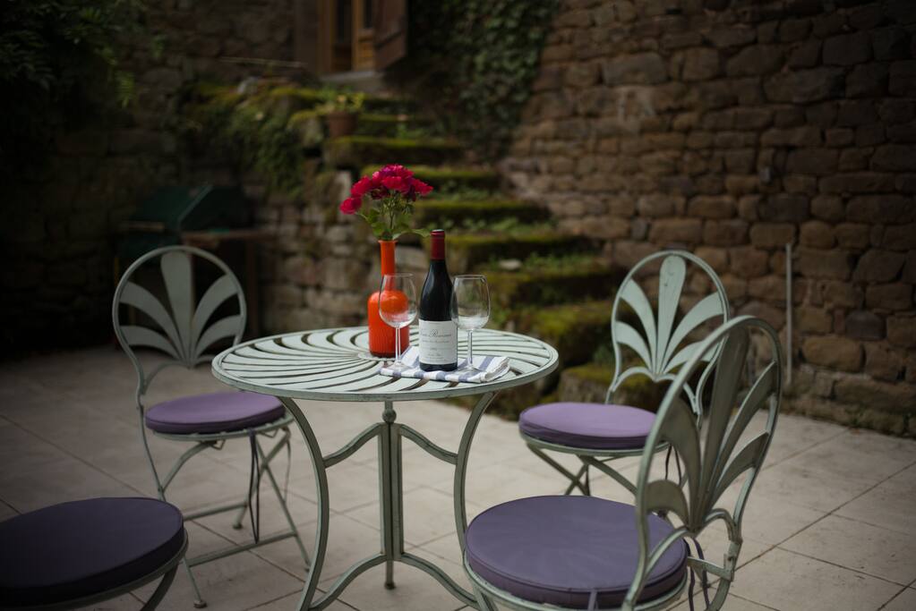 Drink local wine on the patio with view over the gardens!