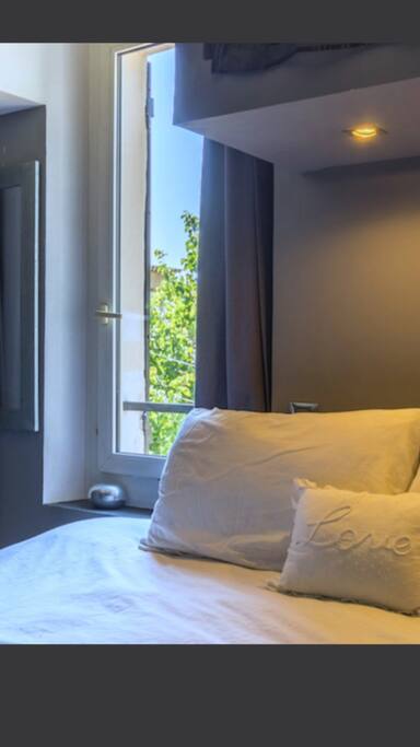 Une chambre parentale avec sa baignoire Jaccuzi