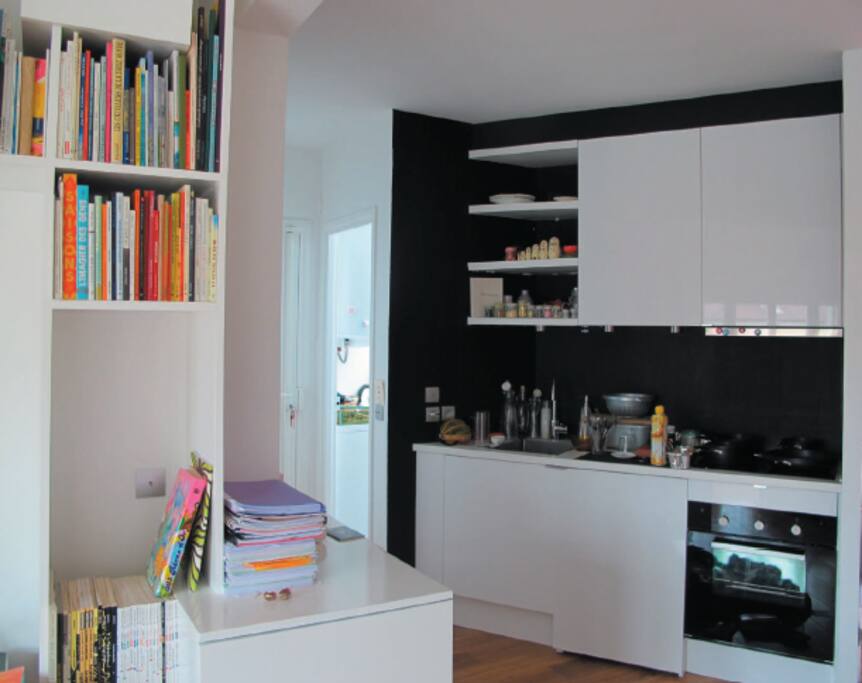 coin cuisine (four, 3 plaques vitrocéramique, frigo et petit compartiment congélateur)