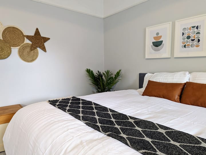 El dormitorio principal se puede configurar con una cama tamaño king bajo petición.