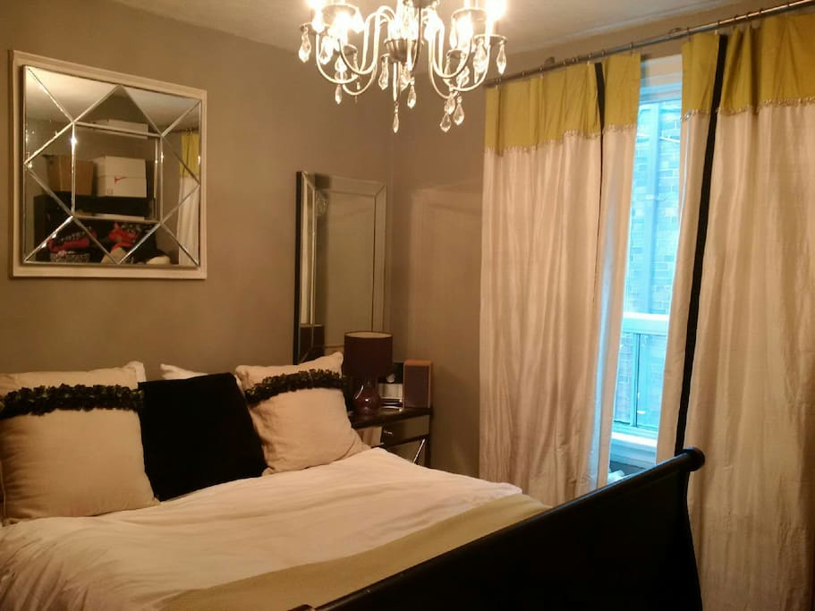 Queen bed in end bedroom