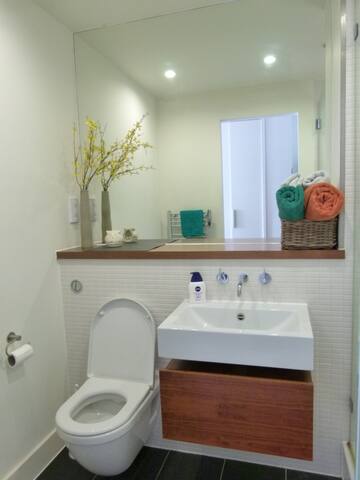 Bright & airy DoubleBed with EnSuite in Zone 2! gallery image 5