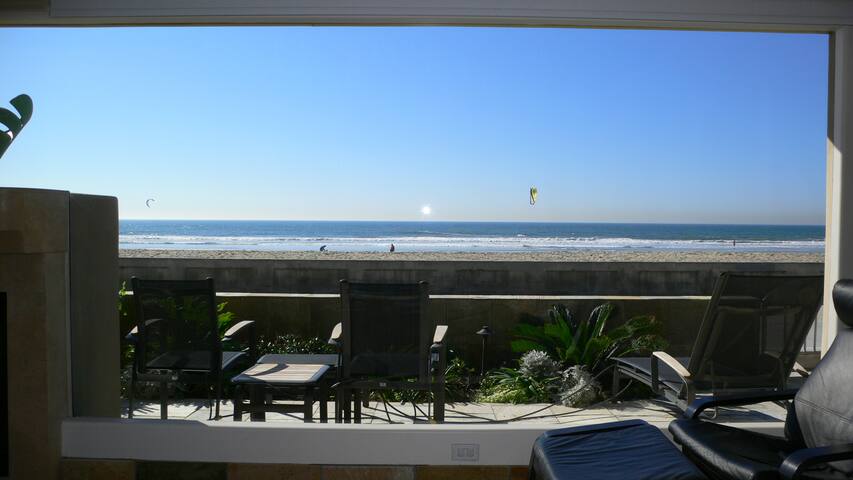 15 foot wide Windows to Waves Oceanfront property! gallery image 5