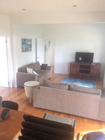 The Green Oasis – 5 bedrooms, 3 Queen/6 Singles gallery image 5