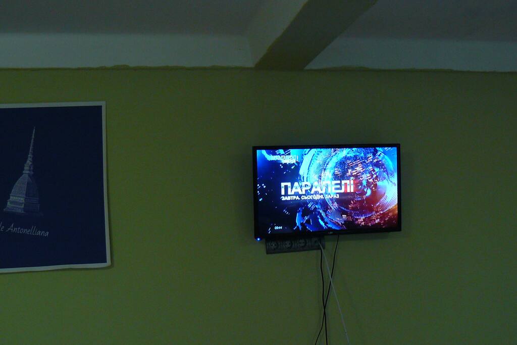Большой телевизор-плазма на стене напротив кровати. Large plasma TV on the wall opposite the bed