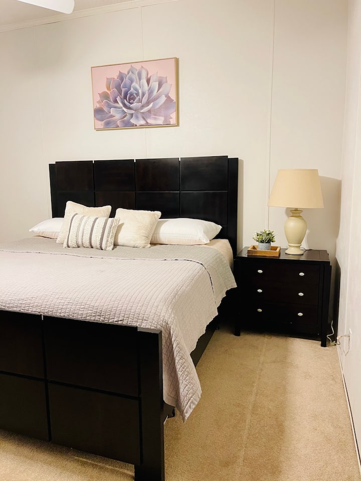 主卧-特大双人床卧室 