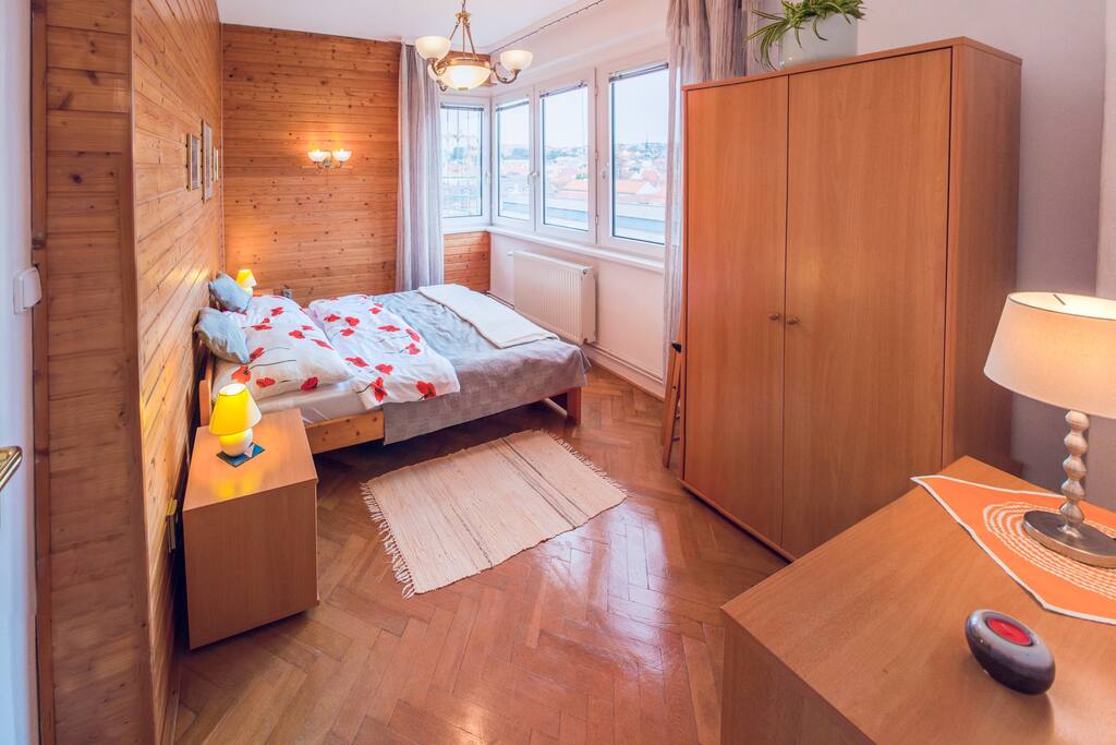 Bedroom - view over the city center from the bed