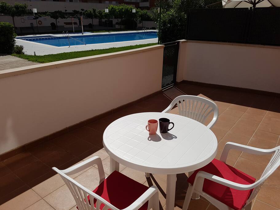 Gran terraza de 18 mts a pie de piscina!!!