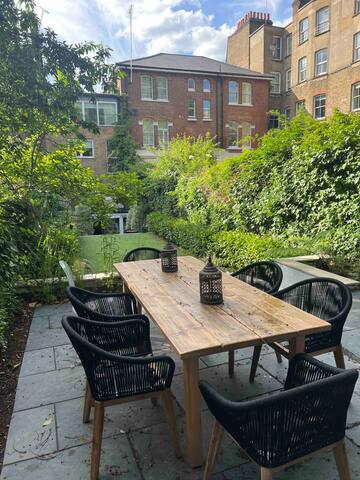 Large waterside home 15 mins from central London gallery image 5