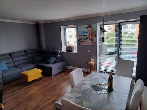 Modern 2 Bedroom Apartment with secure car park.