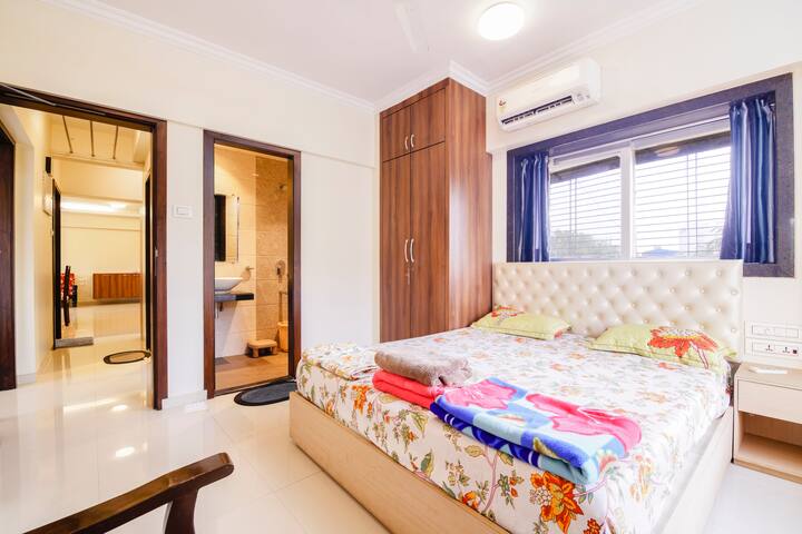 Comfortable stay at Hill road, Bandra West