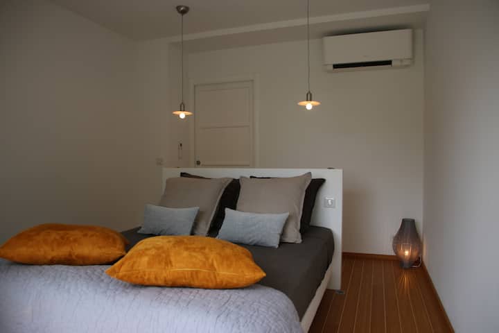 Ნაცრისფერი ოთახი აუზს გადაჰყურებს (160 საწოლი)