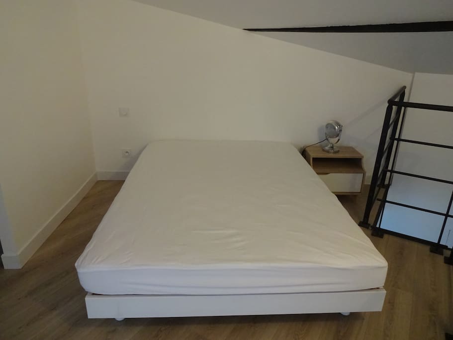 Chambre avec draps couette et oreillers