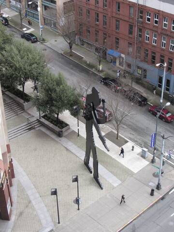 Harbor Steps ~ So Spacious ~ City Views ~ Downtown gallery image 4