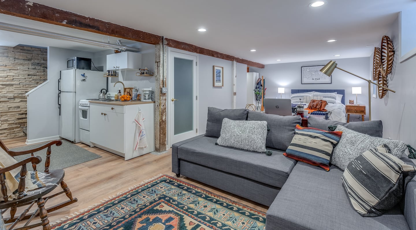 Studio 10 min to Airport & DWTN w/ AC, Parking