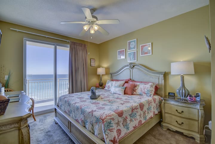 يعتبر الجناح الرئيسي جذابًا ويتميز بديكور شاطئي مرجاني وفيروزي