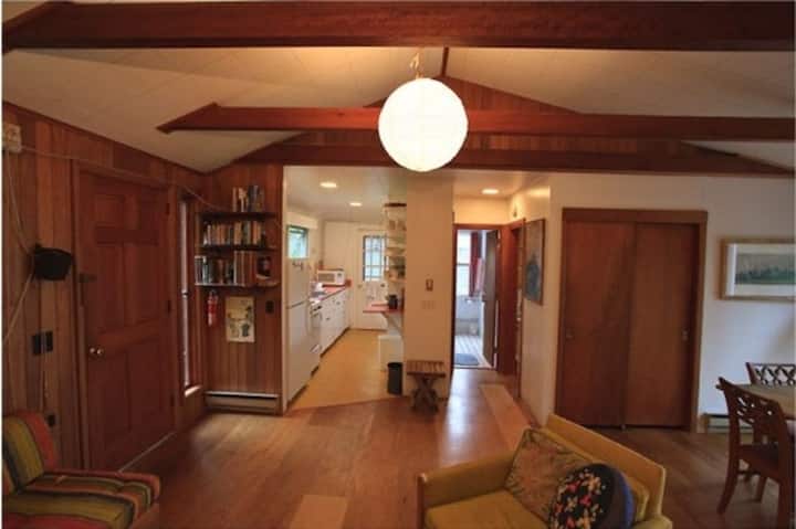 Pogled iz dnevnog boravka s kuhinjom s lijeve strane i kupaonicom s desne strane