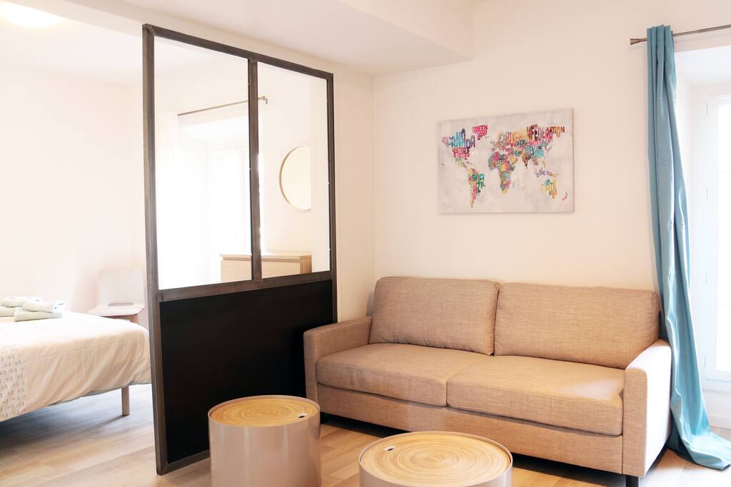 Salon avec 2 tables basses