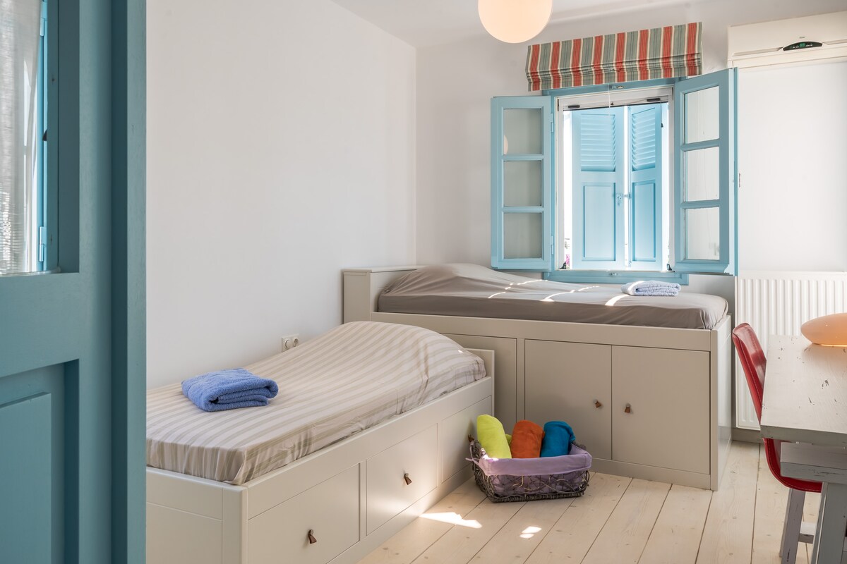 Bedroom with 2 single beds - 1st floor