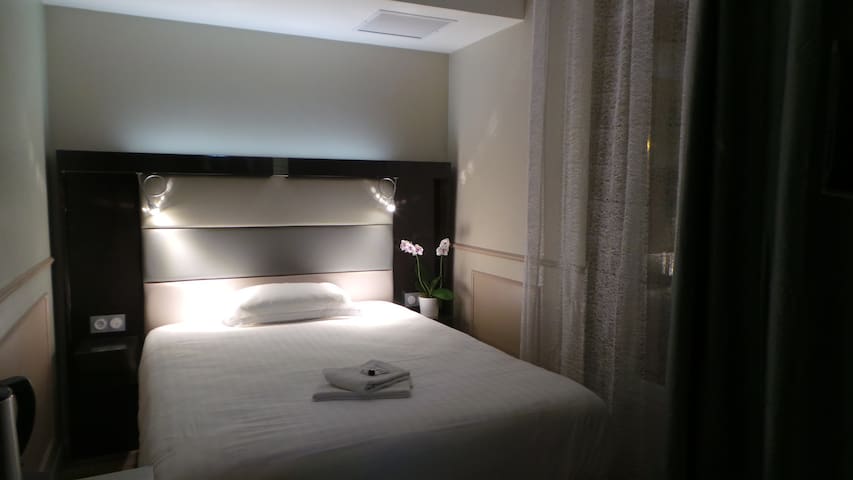 Sweet & Peaceful room - next to train station ☘️
