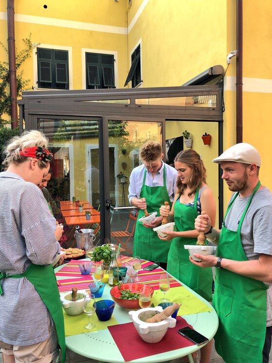 Show full-screen, host-provided image