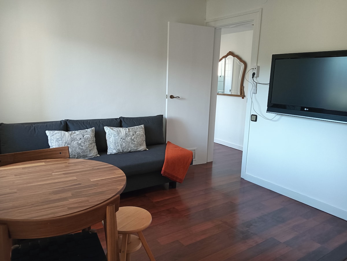 Jiko katika chumba cha kulia chakula na kitanda cha sofa mbili. 