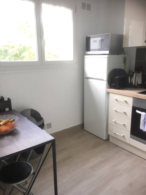 possibilité de prendre ses repas à la cuisine (table pour deux)