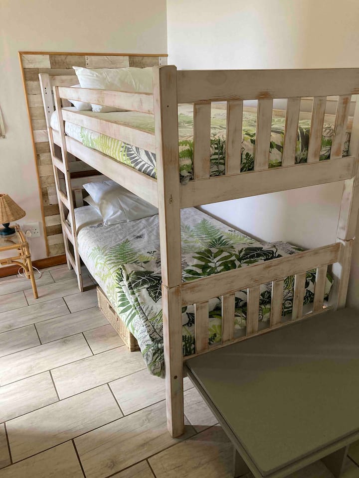 ห้องนอนที่สองมีเตียงสองชั้น