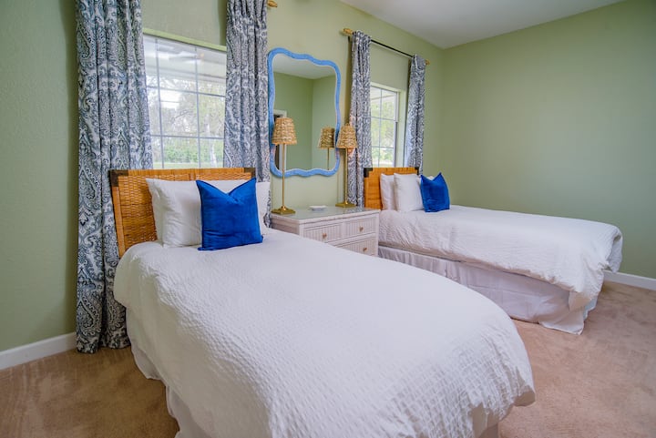 卧室4楼-两张单人床-带步入式淋浴间的卫生间。