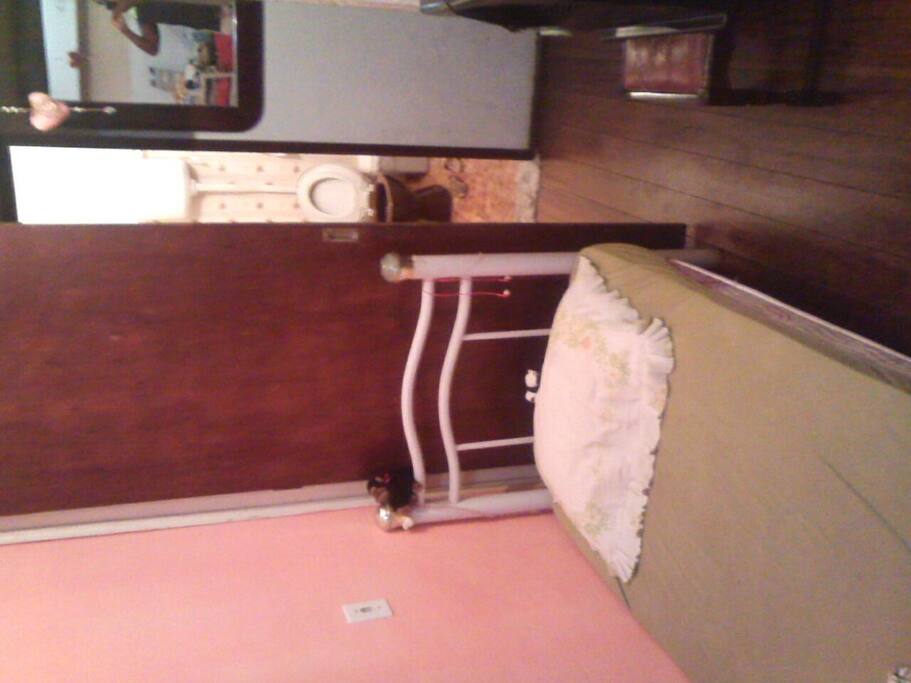Quarto para solteiro com banheiro
