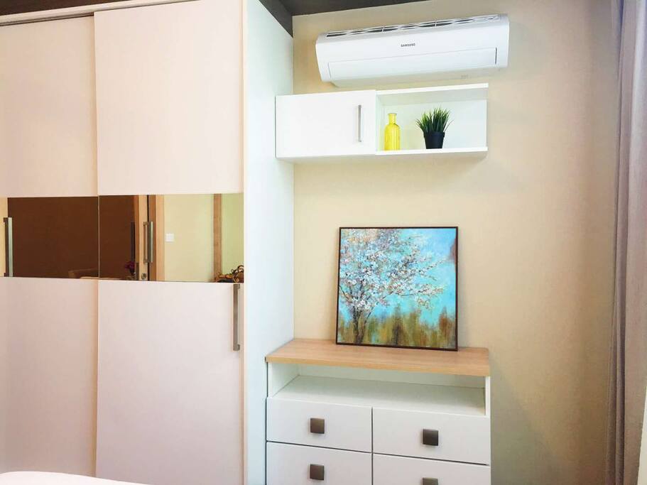 双开门大柜,低柜及空调
wardrobe and air-conditioning