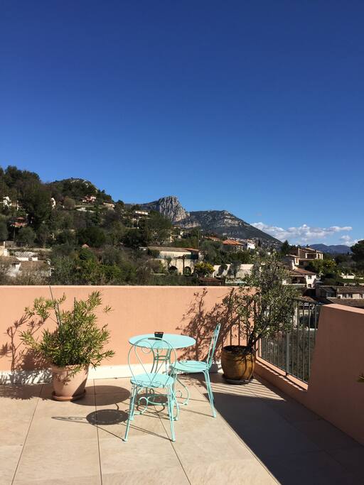 Très grande terrasse avec vue dégagée sur les baous