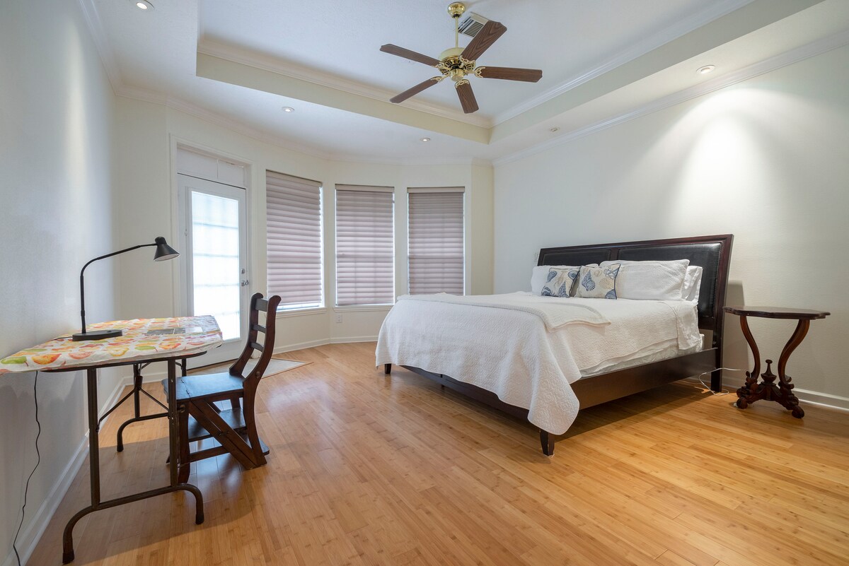 Chumba bora cha kulala. Chini . Na taa ya meza na dawati. 