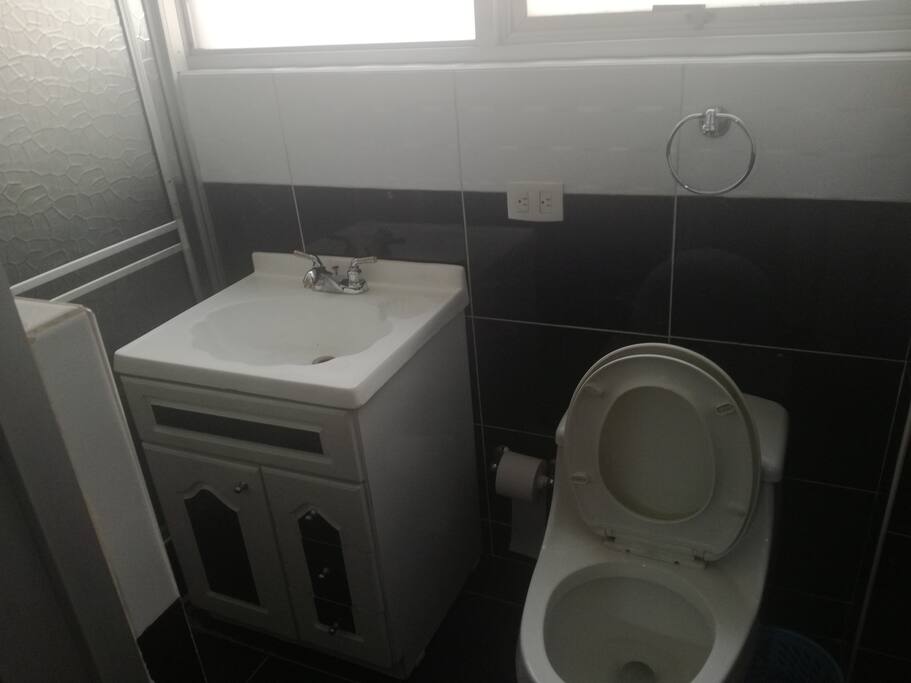 Baño moderno, solo para uso del huésped