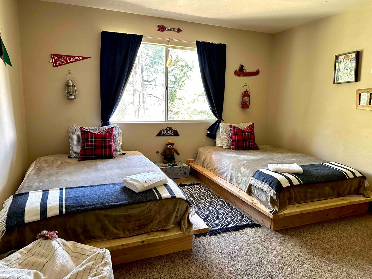 1号卧室配有两张双人床和遮光窗帘。 夏季配备便携式空调，全年供暖。 